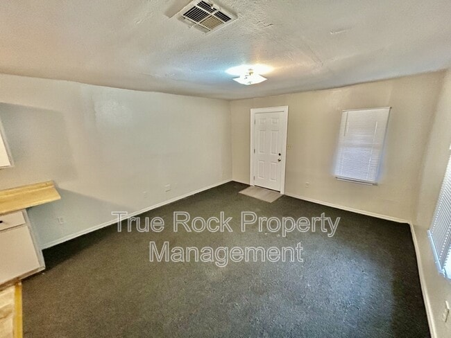 Photo - 608 W 4th St