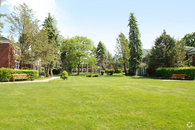 Yard - Oakmont Park Apartments