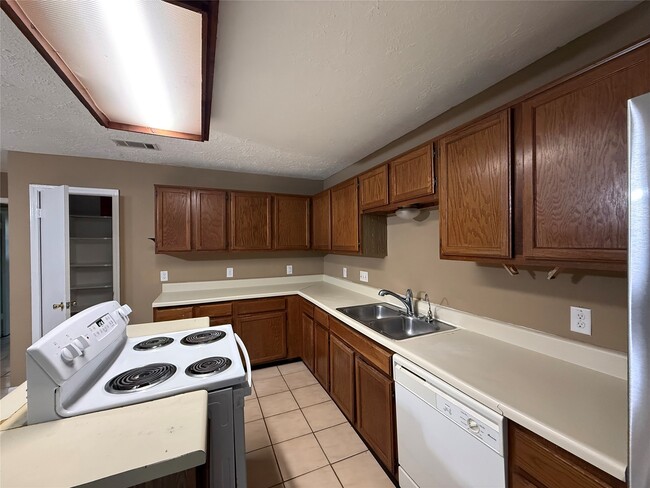 Photo - 13218 Avonshire Dr