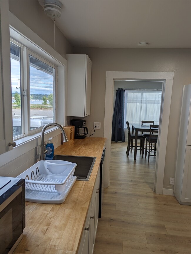 Kitchen - 1615 Charleston Beach Rd W