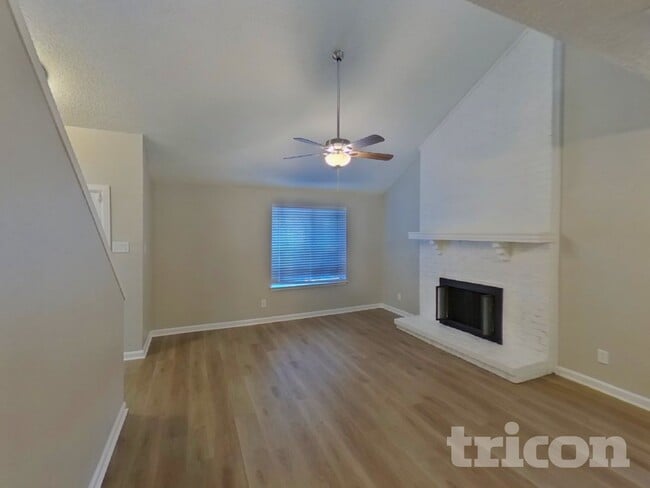 Photo - 2908 Lemmontree Ln