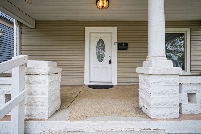 Spacious front porch - 17 N Randolph St