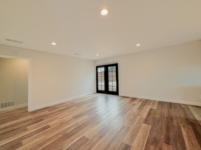 Photo - Modern 3-Bedroom Home with Private Yard in...