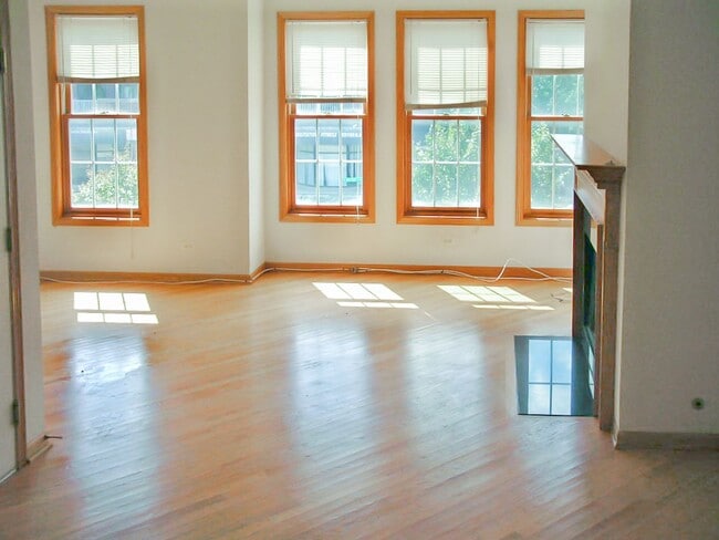 Building Photo - 1324 W Diversey Pky Unit 2