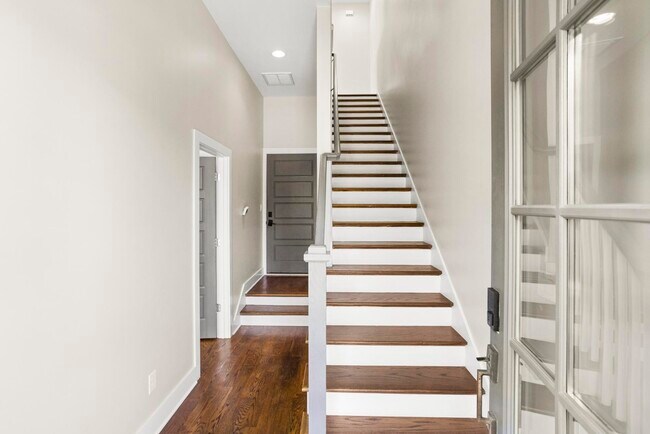 Photo - 942 Riverside Dr