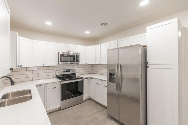 Photo - 533 Parkhill Cir