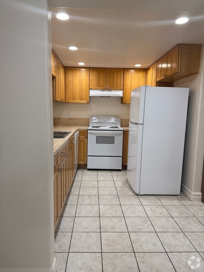 Building Photo - Beautifully Renovated Triplex Home on SE D... Unit 1
