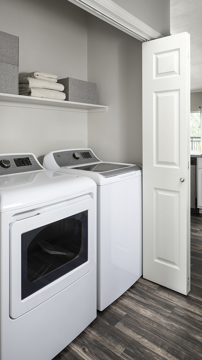 Apartamento con lavadora y secadora domésticas.