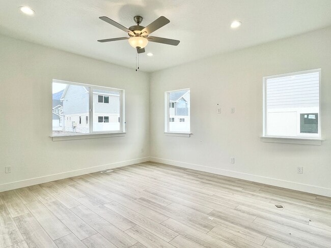 Photo - Bright & Beautiful Townhome in American Fork!