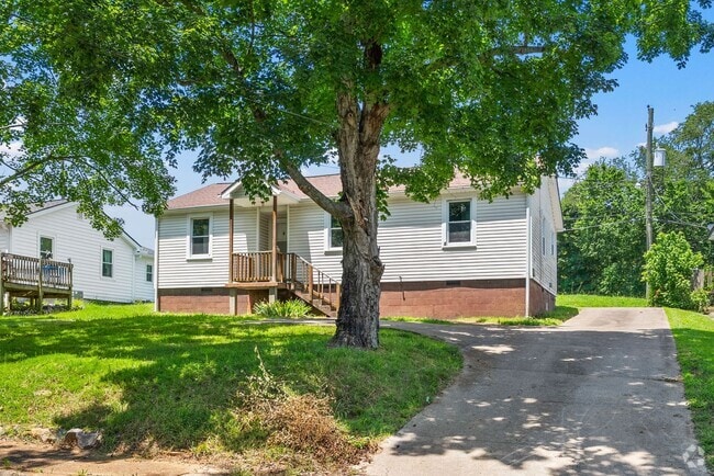 Building Photo - 3 Bedroom Home For Rent Near Downtown Clar...