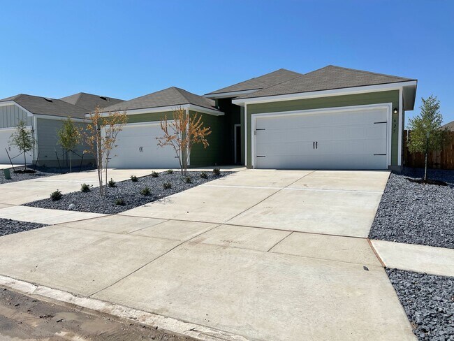 Building Photo - TOWNHOME FOR RENT