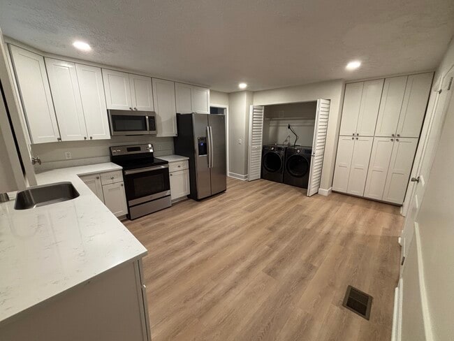 Upgraded kitchen with stainless steel appliances - 3142 Belden Cir Unit 3142