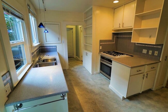 Photo - 2836 Derby St