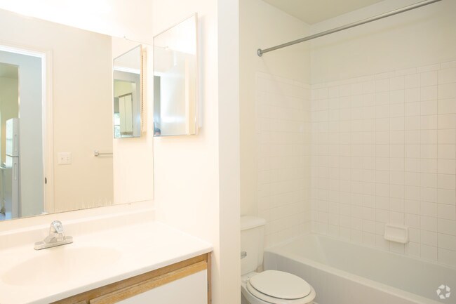 1 BR, 1 BA - 920 SF