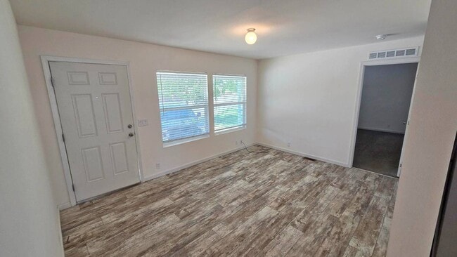 Photo - 501 E Kinney St