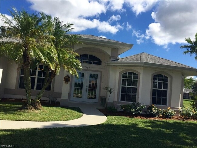 Building Photo - 703 SW Santa Barbara Pl