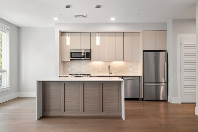 3193 Washington St Unit 305