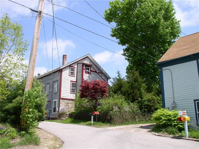 Building Photo - 12 Railroad St Unit B