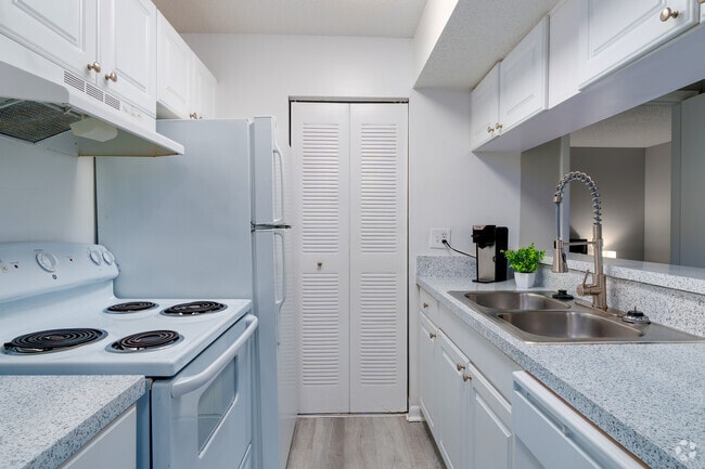 B1 - 2BR, 2BA -810SF - Cocina - Village Springs