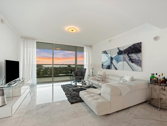 Photo - 10203 Collins Ave Unidad # 1105 Rental