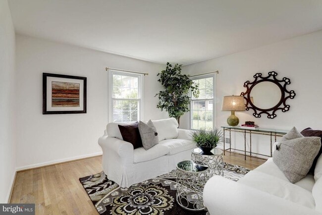 Photo - 10239 Gainsborough Rd