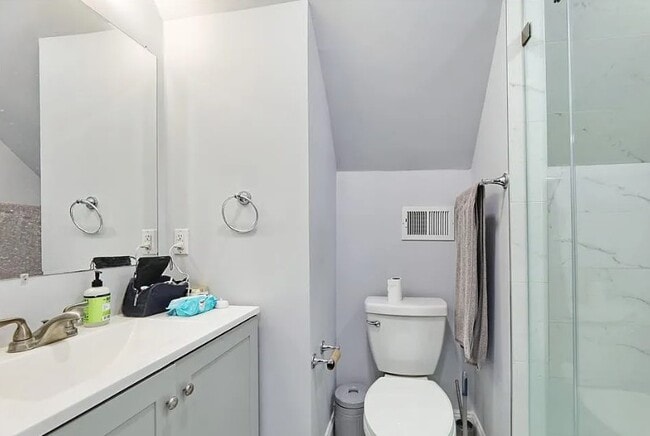 Photo - 592 Broad St