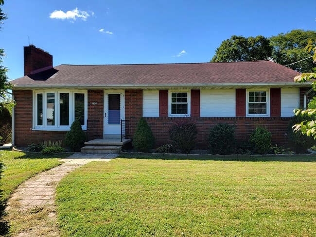 Photo - 2422 New Holland Pike