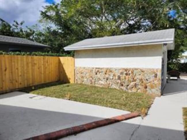 Building Photo - 953 NE 34th St