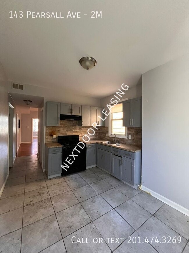 Building Photo - 143 Pearsall Ave Unit 2M