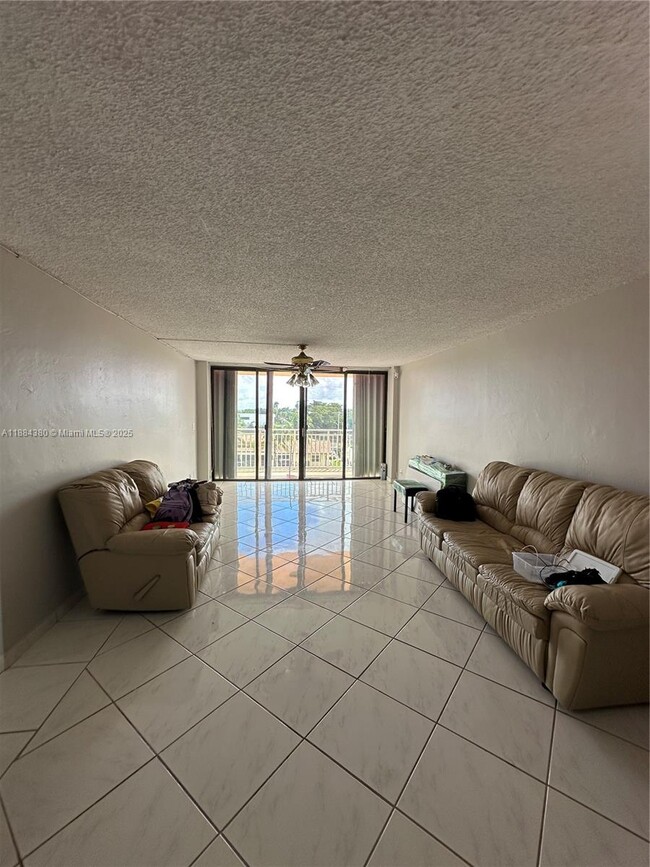 Photo - 2450 NE 135th St Unidad 303