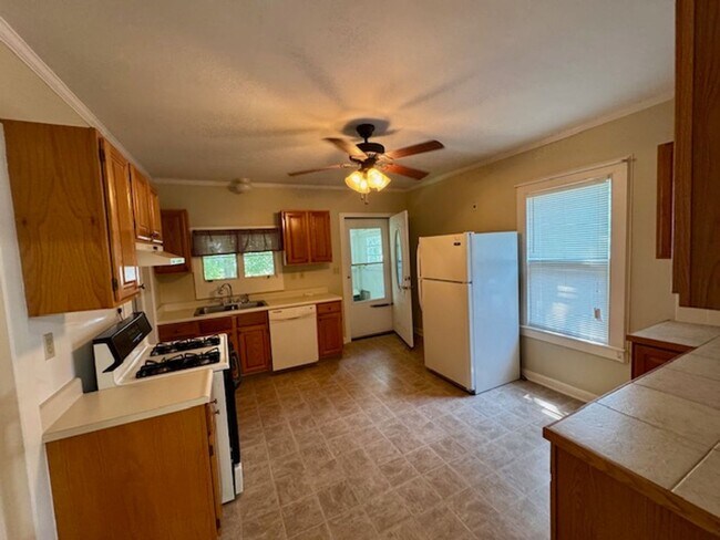 Photo - 28 Laurel Ave Unidad Second floor