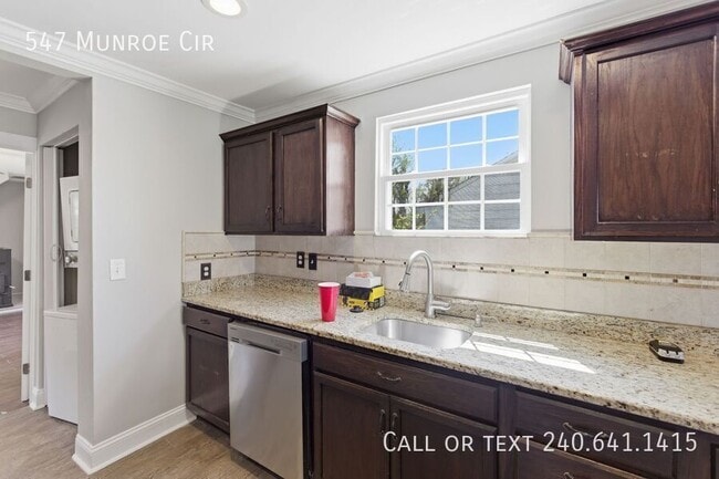 Photo - 547 Munroe Cir