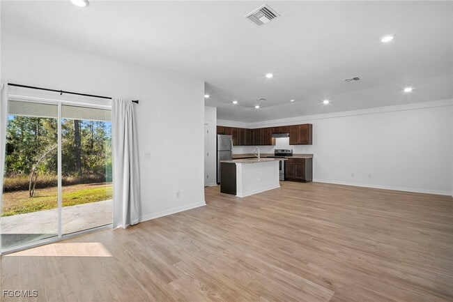 Photo - 343 Reeves St