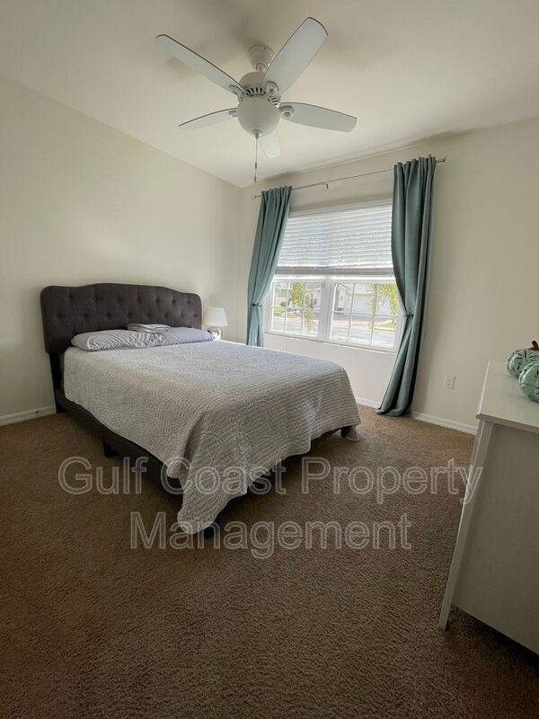 Photo - 733 Hadley St W