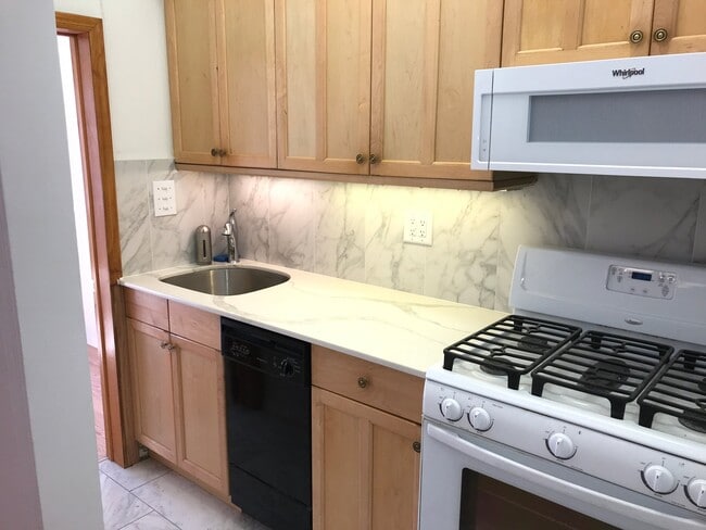 Photo - 196 W 9th St Unidad 196 w 9 street Brooklyn