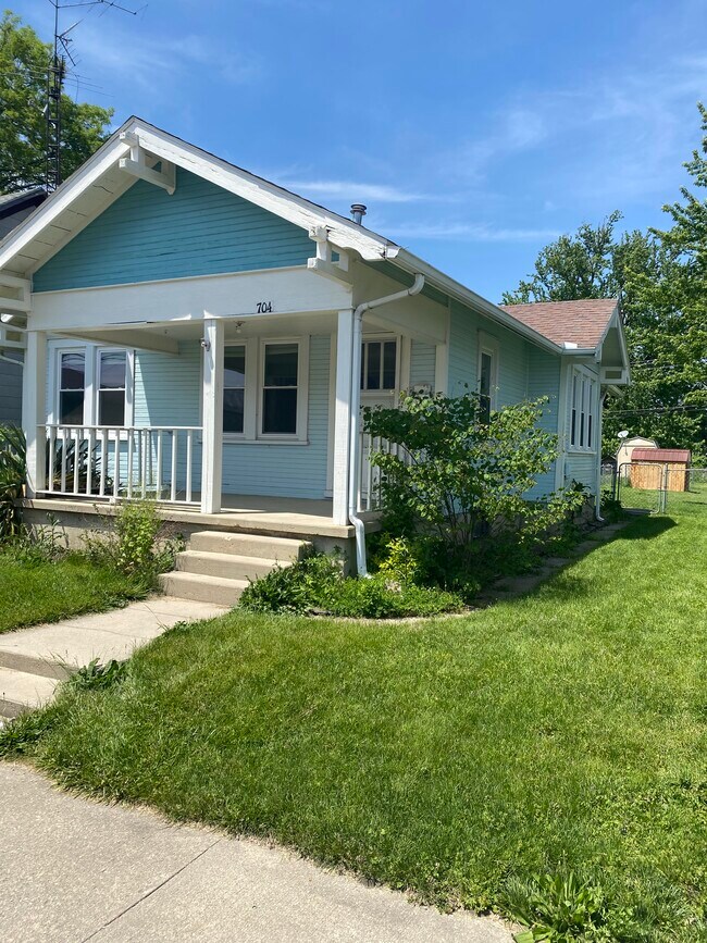 Charming 2Bed, 1 Bath Bungalow - 704 Front St House