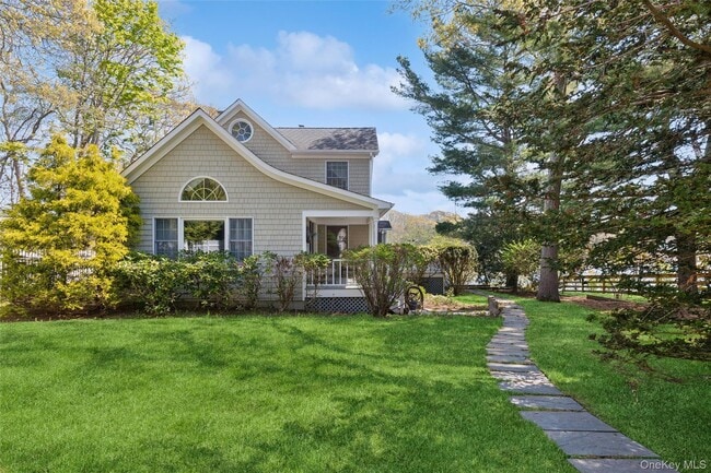 Photo - 425 Briarwood Ln