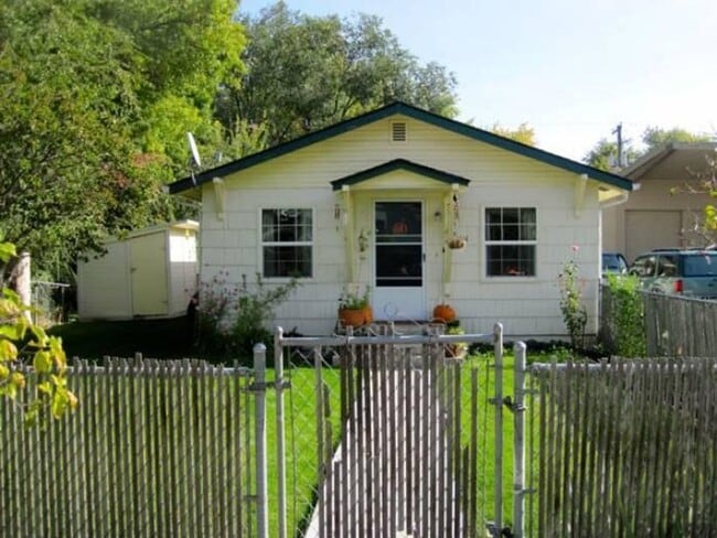 Building Photo - This perfect 2-bedroom, 1-bathroom Apartment with Great Location!