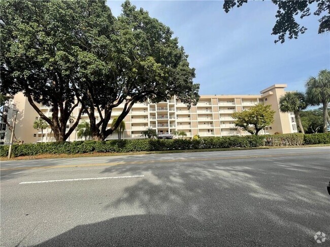 Building Photo - 2901 S Palm Aire Dr Unit 503 Rental