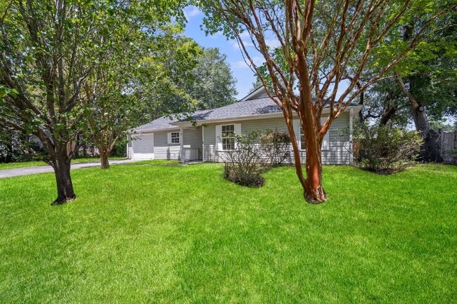 Building Photo - 3 Bedrooms, 2 baths, with single car garage