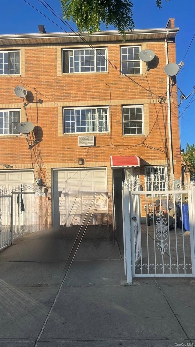 Building Photo - 106-15 155th St Rental