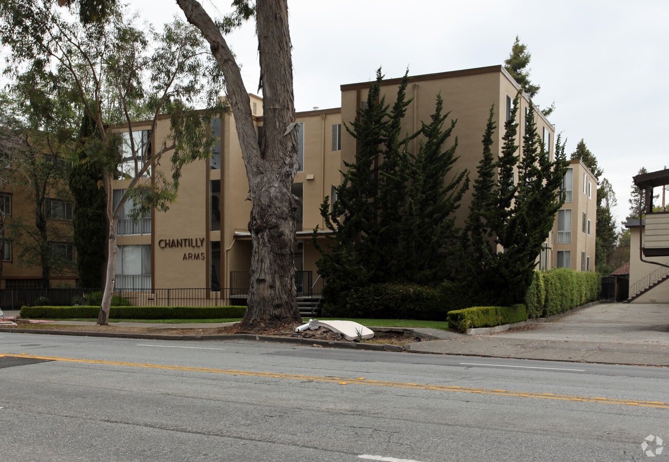 Photo - Chantilly Arms Apartment