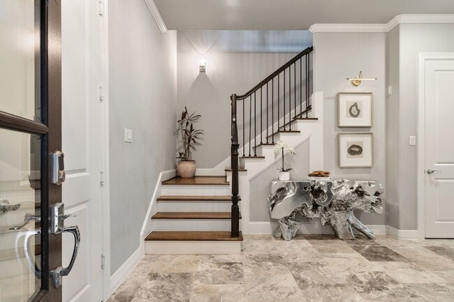 306 W Saulnier St