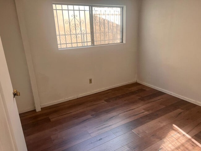 Photo - 4928 E 60th St Unidad 4928 E. 60th St Apt A