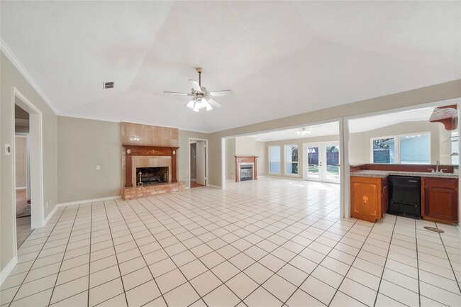 Photo - 16121 Singapore Ln