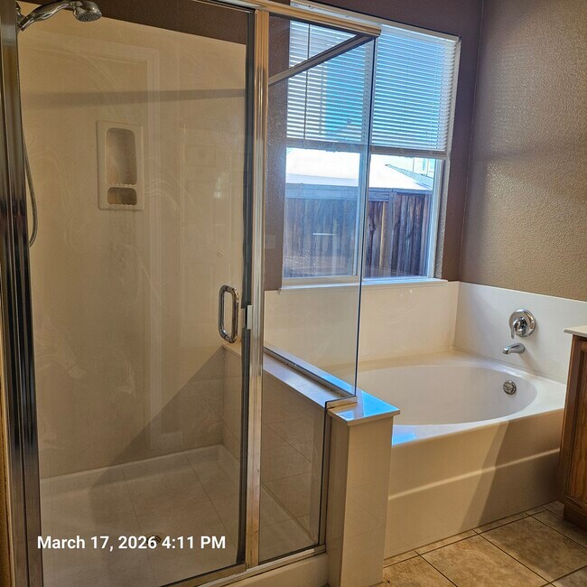 Photo - 916 Sawyer Way