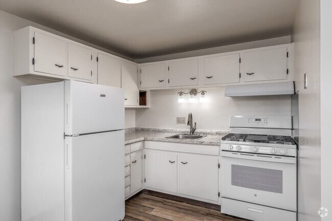 1BR, 1BA - 700SF - Kitchen