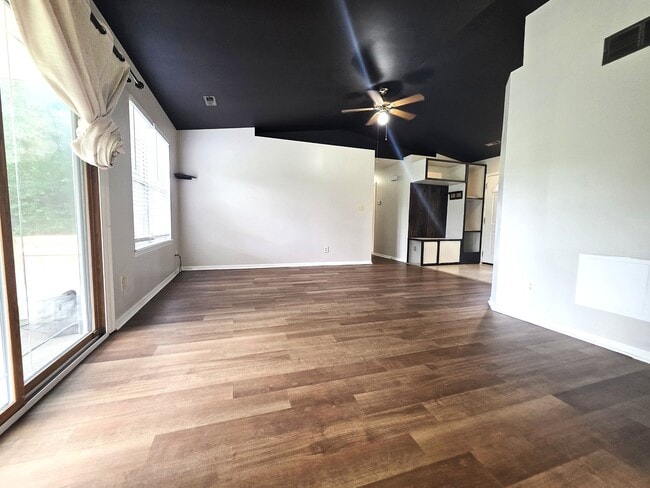 Photo - 324 Palomino Ln