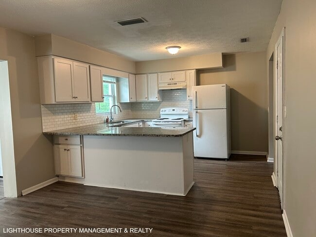 Photo - Spacious 4 Bed/2 Bath Home with HUGE fence...