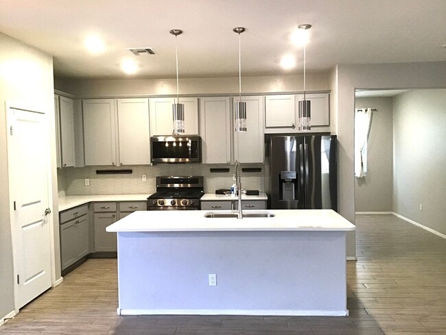 Building Photo - Clean, 3 Bdrm + Den, 2 Bath, 1842 sq/ft in...